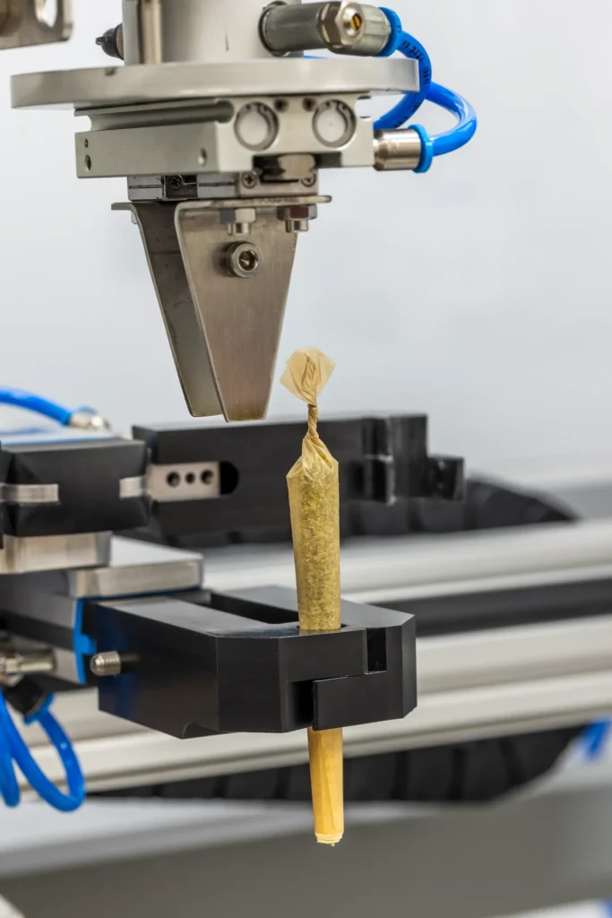 La máquina torcerá, cortará y aplanará tus pre-rolls terminados.